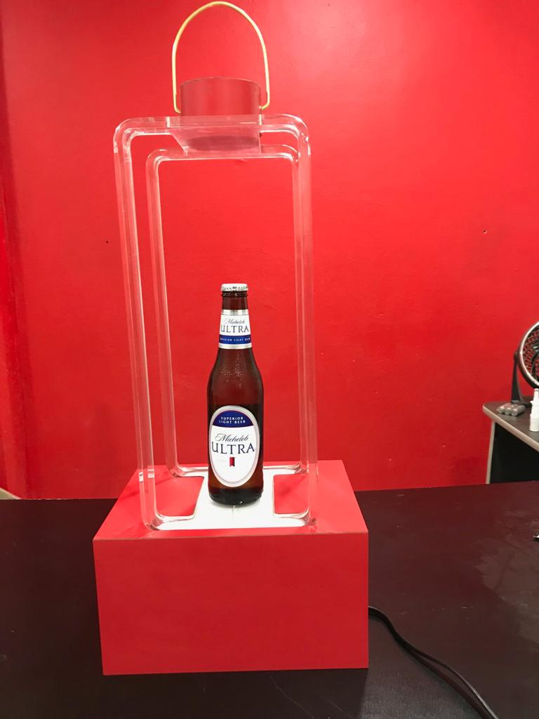 Exhibidor de Acrílico con Caja de Luz, fabricado con materiales de alta calidad. Somos una empresa que se adapta a las necesidades de sus clientes, ....