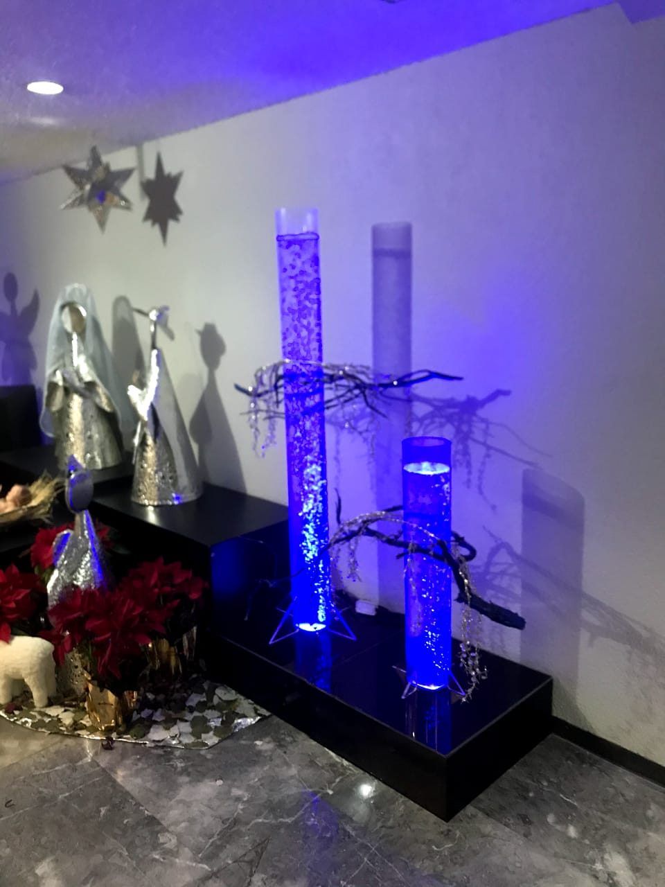 Cascada de Acrílico, fabricado con materiales de alta calidad. Somos una empresa que se adapta a las necesidades de sus clientes, en proyectos de exhibición.