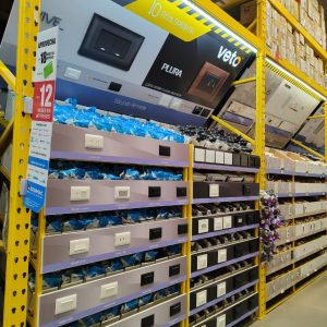 Exhibidor de Metal con Frente de Madera